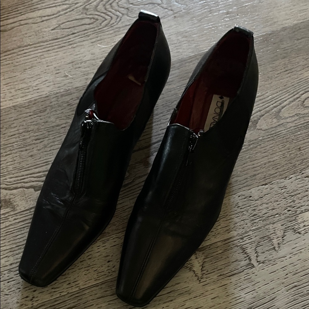 Donald J. Pliner Elegant Black Leather Heeled Shoes